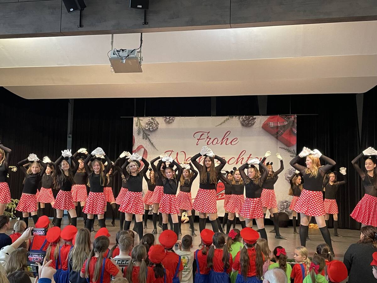 Dancing Crew beim Auftritt